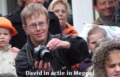 David fotograferend voor kindercircus Okidoki in Meppel